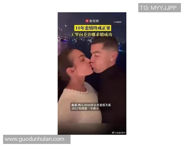 C罗晒与女足球星亲密合影 引发粉丝热议称其为足球界黄金搭档