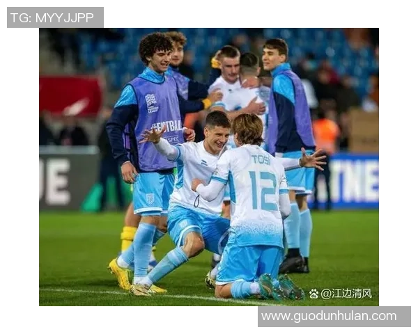 《传奇球星瞬间定格 展现足球场上的无与伦比风采》 《传奇球星瞬间定格 展现足球场上的无与伦比风采》