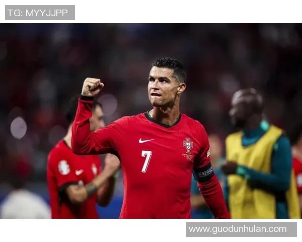 亲吻足球场草坪的球星是谁他背后的故事与传奇人生