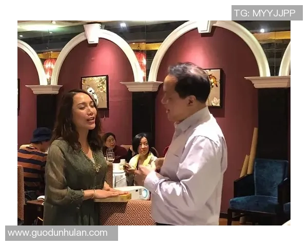 同事聚会欢乐时光一起通过线索趣味猜出著名足球球星名字